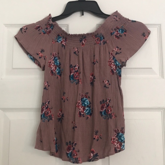 Off The Shoulder Top⭐️ - Picture 2 of 4